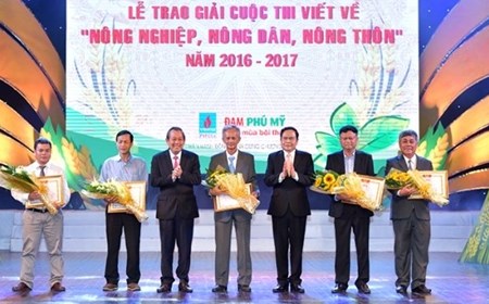 Phó Thủ tướng Trương Hòa Bình trao giải cuộc thi viết về tam nông